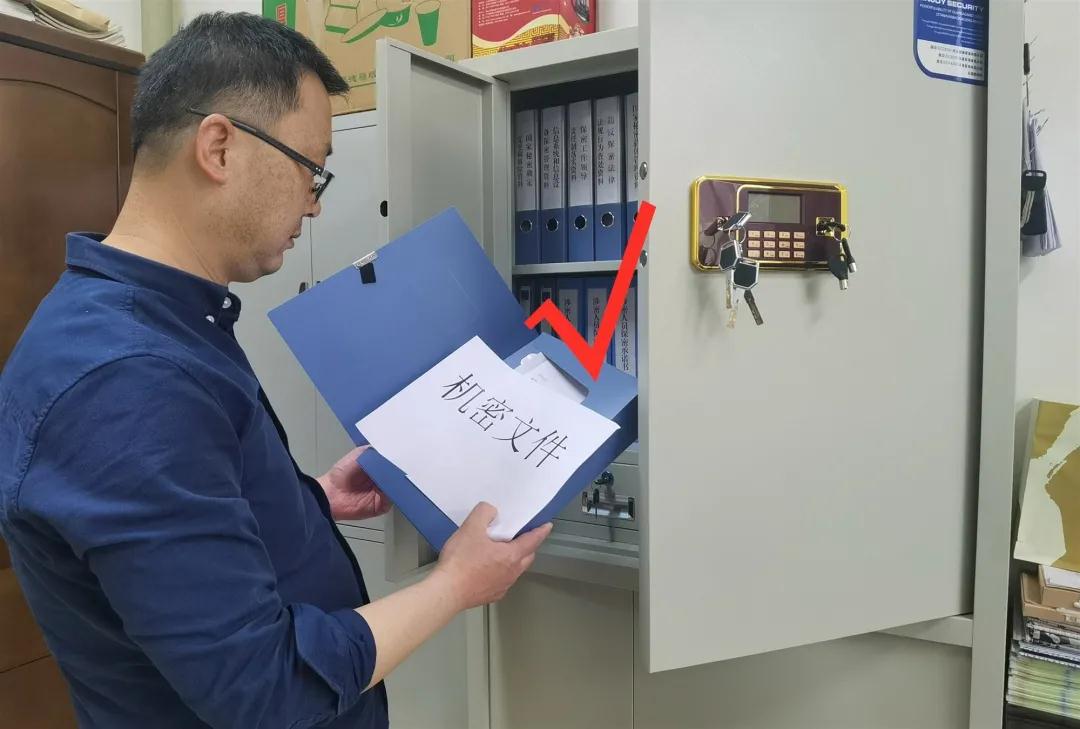 保存涉密载体,要选择安全保密的场所并配备保密设施设备.