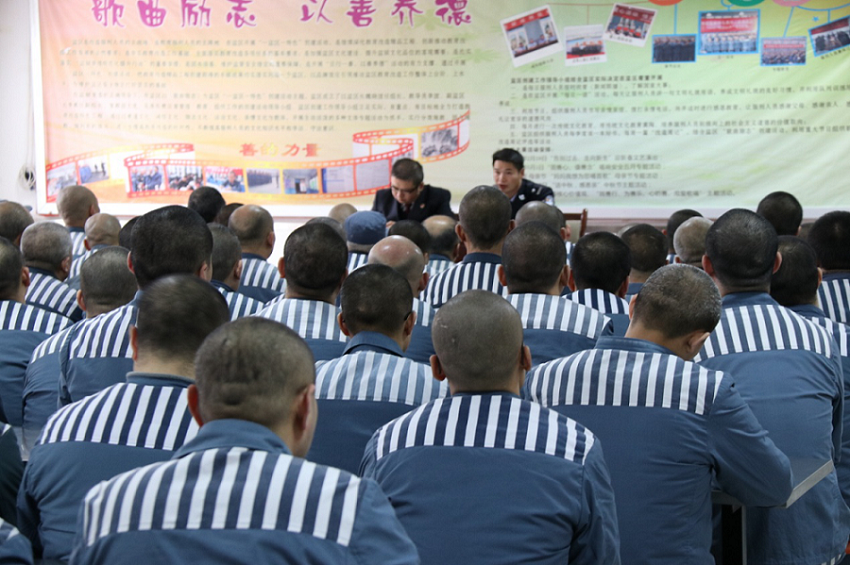 沙坡检察院驻省雁塔监狱检察室在服刑人员中开展减刑,假释法律政策