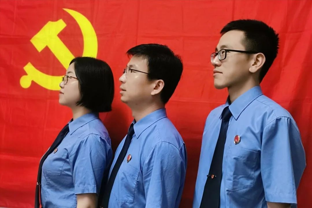 【我和党旗合个影】党旗下宣誓,让初心在实干中绽放光芒