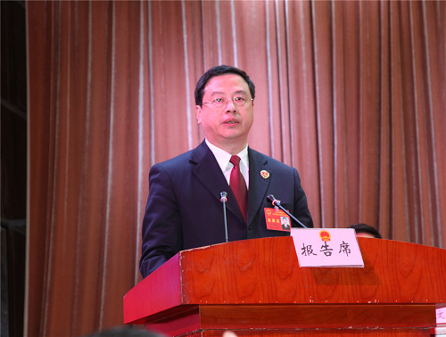 2月25日,榆林市人民检察院检察长范思泓向大会作报告